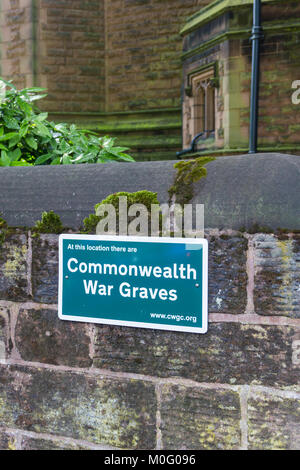 Commission des sépultures de guerre du Commonwealth plaque sur le mur de l'église St Peters Church, Woolton, Liverpool. Banque D'Images