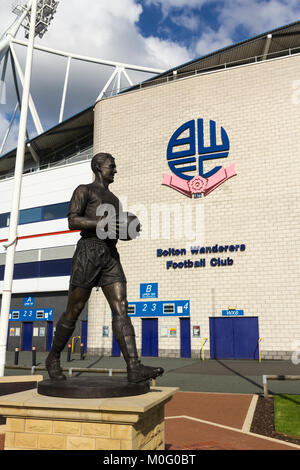 La statue de Bolton Wanderer's plus célèbre ancien joueur, Nat Lofthouse, se tient à l'extérieur de leur terrain, le Macron Stadium (anciennement le Reebok) Banque D'Images