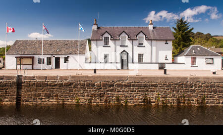 Fort William, Scotland, UK - 24 mai 2010 : le soleil brille sur le Lock-Keeper's Cottages à Corpach Bassin, sur le Canal Calédonien dans les hautes terres d'Scotl Banque D'Images