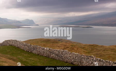 S'élèvent des rives du Loch Eriboll, une prise d'eau de mer à l'extrême nord de la côte de Sutherland, dans les highlands d'Ecosse. Banque D'Images