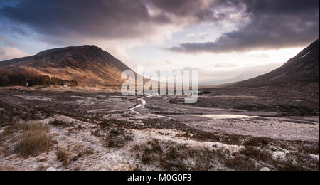 Coupall La rivière serpente à travers le paysage sauvage des zones humides haut de Rannoch Moor, sous les montagnes de Beinn a' Chrulaiste et Stob Dearg, près de Banque D'Images