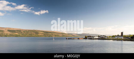 Front de chaux abrite plus de Inveraray, sur les rives du Loch Fyne loch de mer, avec des bateaux à voile amarré à l'embarcadère, à Argyll dans le sud-ouest de l'H Banque D'Images