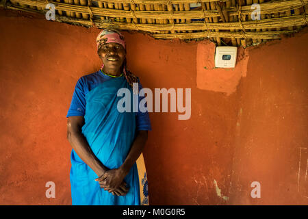 Le Rwanda, Ruhengeri, Musanze, Iby'Iwacu Cultural Village, woman, portrait Banque D'Images