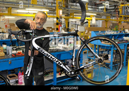 'Industrie Biciclette Bianchi' factory - ligne d'assemblage de divers modèles de bicyclettes - Treviglio - Italie © Marco Vacca/Sintesi/Sintesi/Alamy Banque D'Images