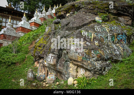 Thimphu, Bhoutan - Aug 31, 2015. L'Ecriture sainte bouddhiste tibétain sur le roc de l'antique monastère de campagne à Thimphu, Kingdoom du Bhoutan. Banque D'Images