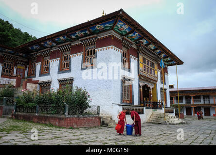 Thimphu, Bhoutan - Aug 31, 2015. Moines au monastère bouddhistes antiques à Thimphu, Bhoutan. Le Bhoutan est un petit pays dans l'Himalaya entre le Tibet et l'I Banque D'Images