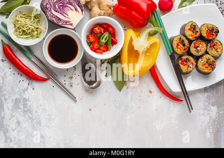 Arrière-plan de l'alimentation végétalienne. Rouleaux de sushi avec le quinoa, les légumes et les graines germées. Ingrédients pour un repas végétarien. Banque D'Images