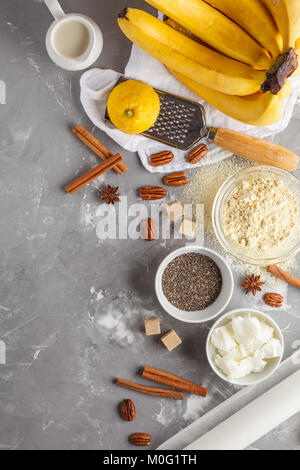 Cuisson saine de pain aux bananes, dessert végétalien Ingrédients : beurre de coco, Chia, lait d'amande, de noix. La nourriture végétalienne saine concept. Banque D'Images