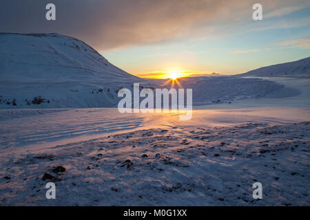 Lever du soleil au-dessus de la chute d'eau de Thorufoss lors d'une visite de l'emplacement des Jeux de thrones. Islande Banque D'Images