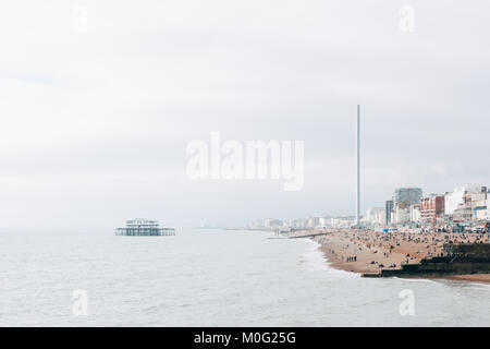 Les gens sur la plage et jetée ouest à Brighton, la plus célèbre station vers le Royaume-Uni pour les touristes d'outre-mer. Banque D'Images