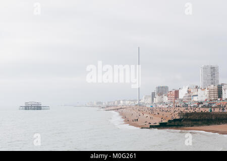 Les gens sur la plage et jetée ouest à Brighton, la plus célèbre station vers le Royaume-Uni pour les touristes d'outre-mer. Banque D'Images