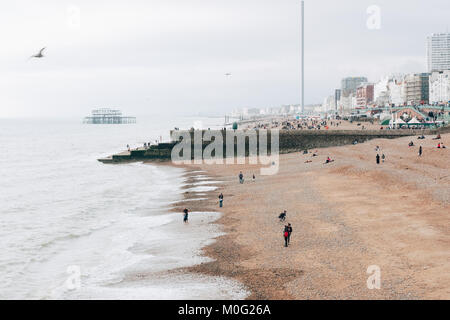 Les gens sur la plage et jetée ouest à Brighton, la plus célèbre station vers le Royaume-Uni pour les touristes d'outre-mer. Banque D'Images