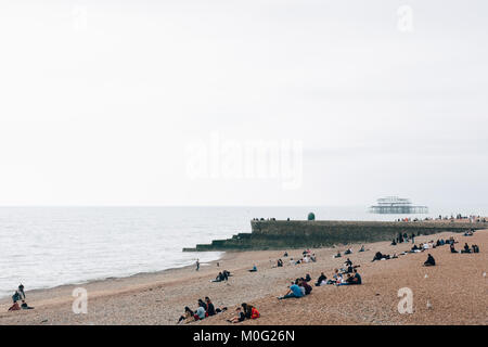 Les gens sur la plage et jetée ouest à Brighton, la plus célèbre station vers le Royaume-Uni pour les touristes d'outre-mer. Banque D'Images