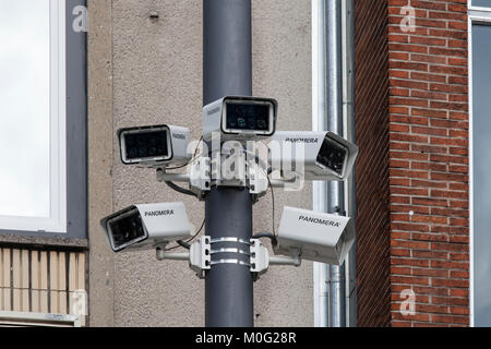 L'Europe, l'Allemagne, Cologne, de caméras de surveillance sur la place en face de la gare principale. Europa, Deutschland, Koeln, Ueberwachungskameras am Platz Banque D'Images