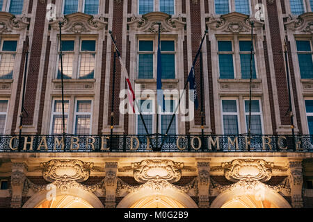 Façade de Chambre de Commerce et d'Industrie de Lille, France. S'élevant à 76 mètres de haut, le beffroi représente la puissance des marchés européens. Banque D'Images