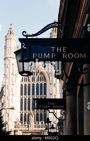 Vue sur le panneau à l'entrée de la salle des pompes, romain bien conservé pour le bain public site. La Cathédrale de baignoire sur l'arrière-plan. Banque D'Images