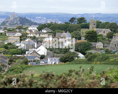 Village Perranuthnoe et St Michael's Mount en arrière-plan, Cornwall, England, UK en Juin Banque D'Images