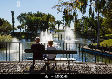 Couple relaxing in the sun à Santa Catarina Park, Funchal, Madère Banque D'Images