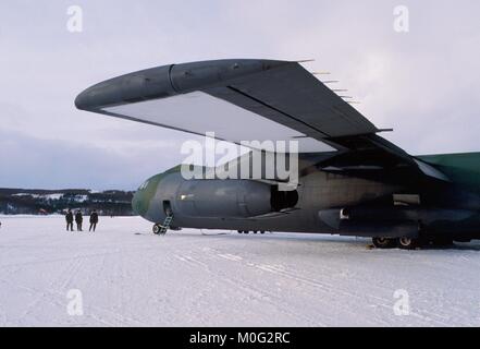 US Air Force d'avions-cargos C 141 Starlifter sur la base aérienne de Bardufoss lors des exercices de l'OTAN en Norvège, Février 1986 Banque D'Images