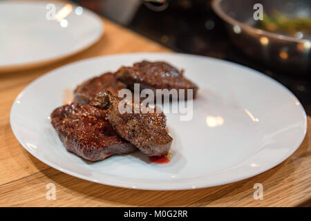 Close-up image de morceaux de boeuf fraîchement torréfié on white plate Banque D'Images