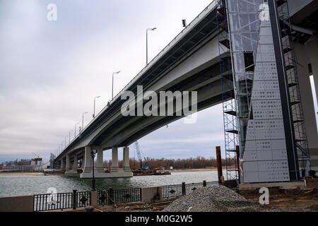 Vue pittoresque de la rivière Bridge en construction par jour nuageux Banque D'Images