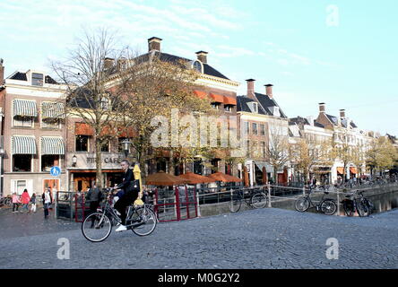 Boutiques et restaurants au canal historique Nieuwestad dans le centre de Leeuwarden, Frise, Pays-Bas Banque D'Images