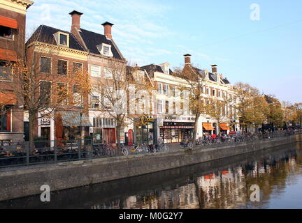 Boutiques et restaurants au canal historique Nieuwestad dans le centre de Leeuwarden, Frise, Pays-Bas Banque D'Images