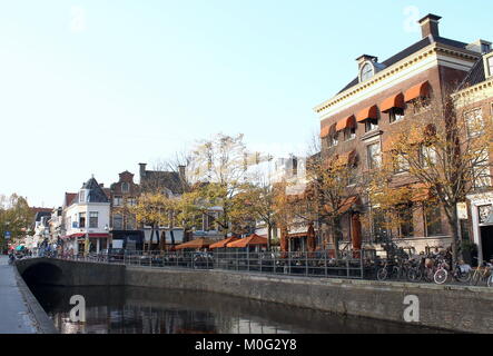 Boutiques et restaurants au canal historique Nieuwestad dans le centre de Leeuwarden, Frise, Pays-Bas Banque D'Images