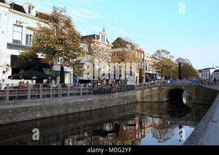 Boutiques et restaurants au canal historique Nieuwestad dans le centre de Leeuwarden, Frise, Pays-Bas Banque D'Images