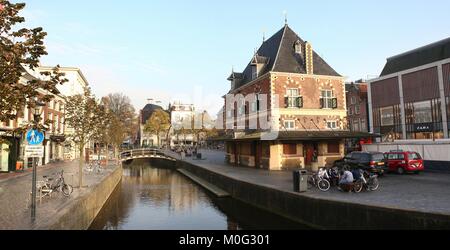 Fin du 16e siècle bâtiment Waag (maison) à Waagplein dans le centre de Leeuwarden, Pays-Bas, un point de repère important - 2 images de Sitch Banque D'Images