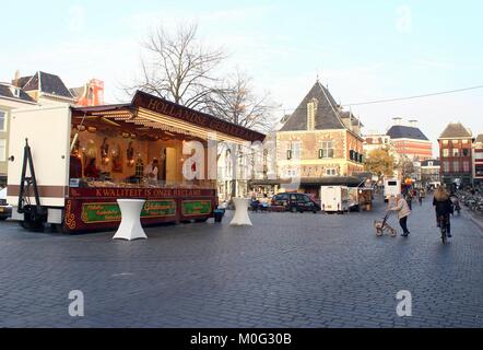 Vendeur de beignets en face de la 16e siècle bâtiment Waag (maison) à Waagplein dans le centre de Leeuwarden, Pays-Bas. Banque D'Images