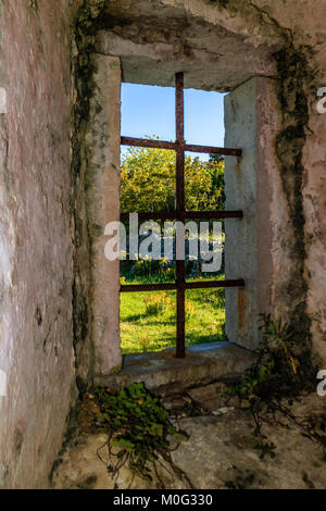 Anciennes ruines par Bijar Bay, Osor. Sur l'île croate de Cres par l'Adriatique. Mai 2017. Banque D'Images