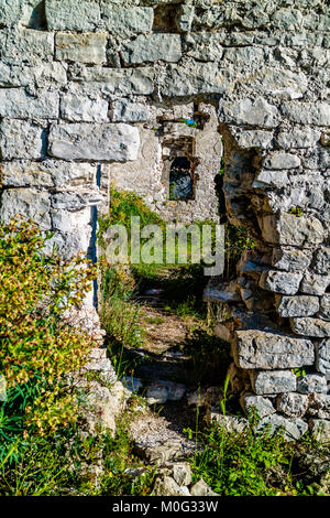 Anciennes ruines par Bijar Bay, Osor. Sur l'île croate de Cres par l'Adriatique. Mai 2017. Banque D'Images