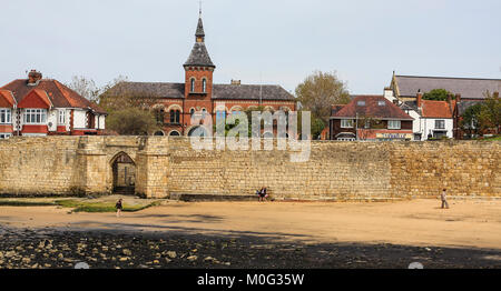 La zone de plage à Hartlepool Headland, Angleterre, Royaume-Uni montrant Sandwell Gate menant à la plage. Inclut les personnes sur la plage. Banque D'Images