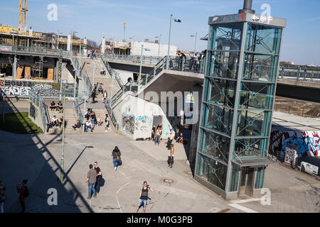 Une fête en plein air près de la station Warschauer Strasse à Berlin, Allemagne Banque D'Images