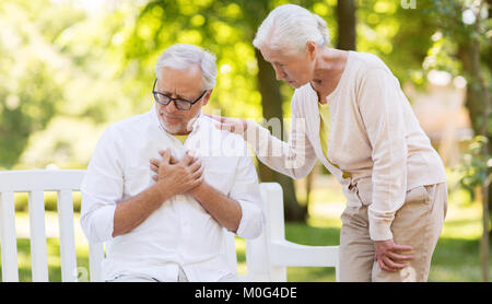 Man se sentir malade au parc d'été Banque D'Images