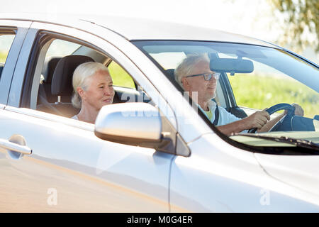 Happy senior couple roulant en voiture Banque D'Images