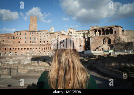 Fille blonde se rendant sur l'ancienne Marchés de Trajan à Rome, forum romain à la femme. l'avis de mercati traianei Banque D'Images