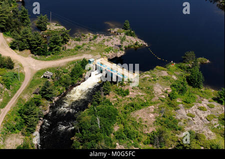 C'est une photographie aérienne du barrage portage qui commande le débit d'eau entre le lac Nipissing et la rivière des Français Banque D'Images