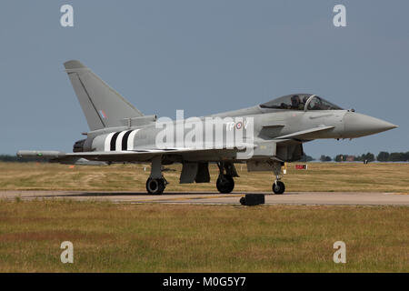 RAF Typhoon portant le marquage d'un Hawker Typhoon et des bandes d'invasion pour le 70e anniversaire du Jour J, l'invasion de l'Europe. Banque D'Images