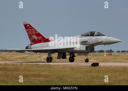 Montrant l'Escadron des marquages sur une queue rouge, ce l'Eurofighter Typhoon est marqué pour commémorer le 100e anniversaire du 29 e Escadron de la Royal Air Force. Banque D'Images