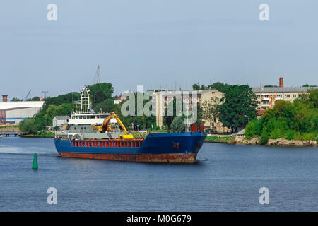 Blue cargo avec excavatrice longue portée déménagement au port Banque D'Images