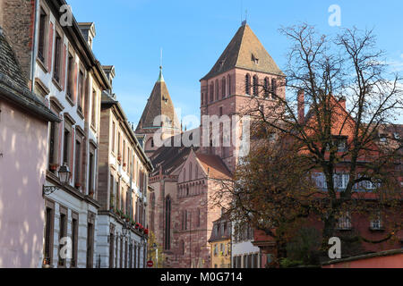 De style gothique de l'Église luthérienne Saint Thomas à l'automne - Grande Ile, Strasbourg, Alsace, France. Banque D'Images