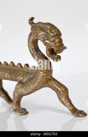 Vintage laiton massif Dragon chinois Figure décorative Banque D'Images