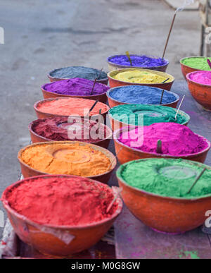 Cônes de couleur de peinture en poudre dans le marché, Pushkar, Rajasthan, India Banque D'Images