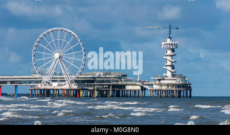 La grande roue et le saut à tour à Scheveningen Pier. Station balnéaire de la mer du nord de Scheveningen, à La Haye (Den Haag), Pays-Bas. Banque D'Images