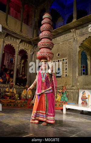 La danse célèbre Bhavai, célébrer les efforts des femmes pour transporter de l'eau dans le désert, Udaipur, Rajasthan, Inde Banque D'Images