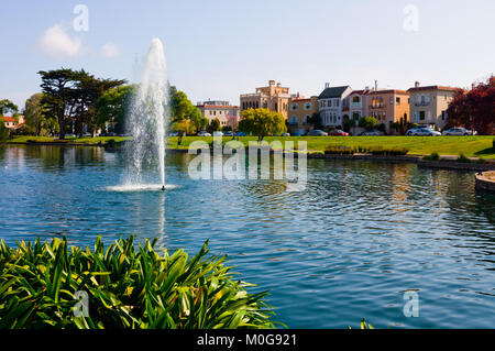 Maisons colorées à côté d'un lac à San Francisco Banque D'Images