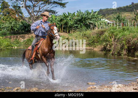 Cowboy à cheval à Trinidad, Cuba Banque D'Images