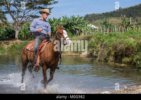 Cowboy à cheval à Trinidad, Cuba Banque D'Images